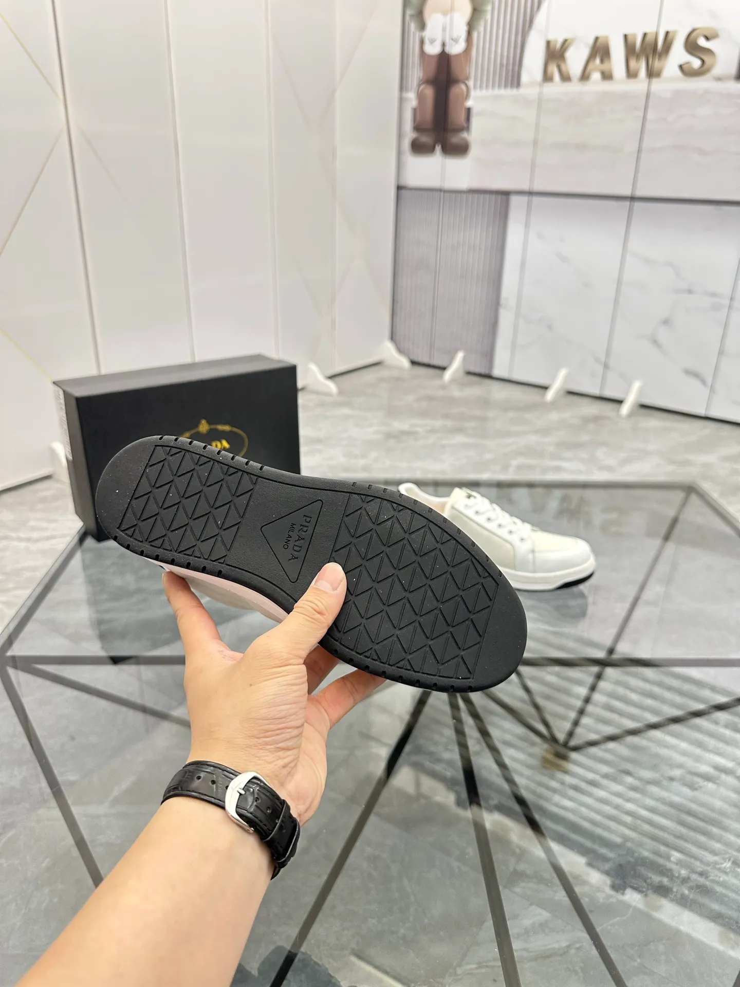 Men's shoes: 💰P400¥ Product trademark: Prada *"Prada*" low-top casual shoes Regular size: 38-44 (can be customized to 45) Product materials: imported cowhide leather upper spliced ​​with original fabric, sheepskin lining, original outsole. Number: 020
